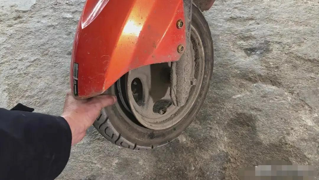 电动车骑在半路轮胎没气了怎么办？教你一个轻松应急办法骑去修补