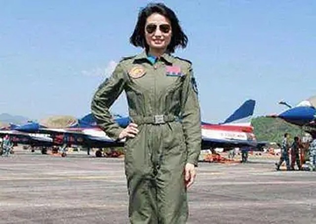 金孔雀余旭的最后一程：36万群众手捧菊花送别，墓前4架飞机模型