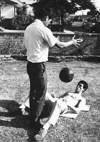 为道塾·截拳之道|如水适应：肢体表达的艺术之李小龙截拳道