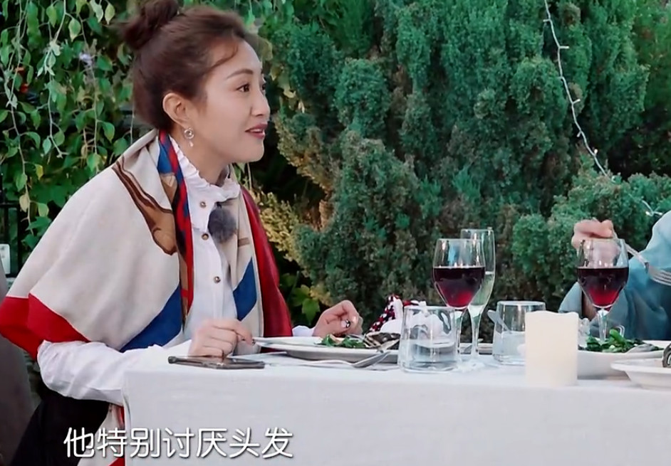 妻子团爆老公丑事：汪峰脚指甲硬到剪不动，买超耳朵被张嘉倪掏聋