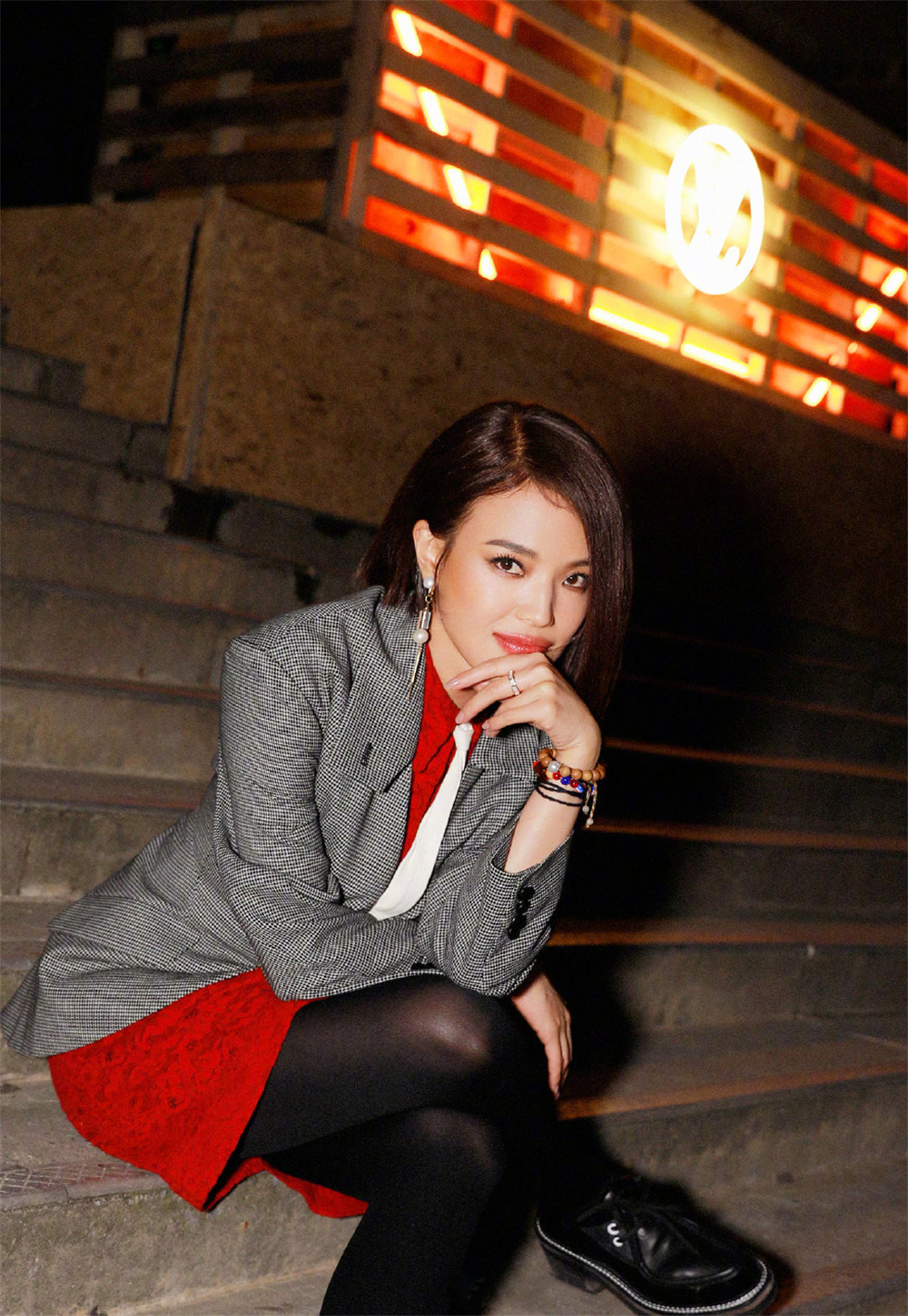 43岁舒淇发型女人味十足可盐可甜 (43岁舒淇穿不规则风衣裙配短靴)