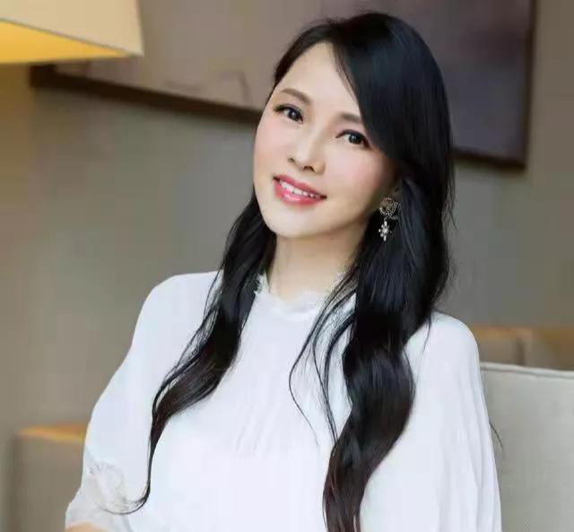 伊能静的坎坷情史:亲手葬送23年感情,离婚后嫁秦昊收获幸福