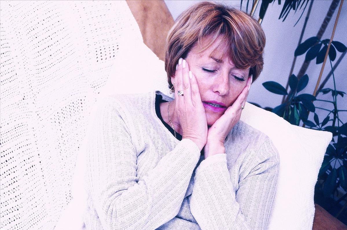 50岁月经突然不来怎样调理,49岁大姨妈突然不来了是什么情况