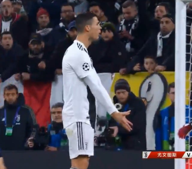 坎赛洛被打,坎塞洛不传球射偏c罗
