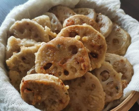 油炸的美味孜然油炸排骨、炸藕夹、炸鸡柳