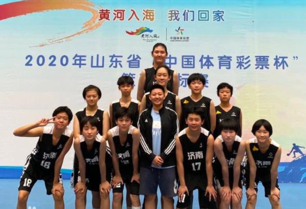 中国女篮夺冠姚明露出了笑容,女篮姚明身高多少米