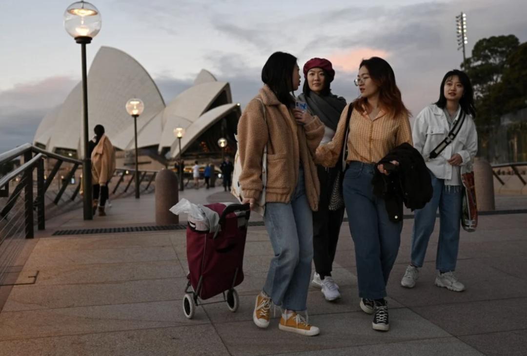 澳媒：中国留学生成批离开澳洲，上网课无意义！悉大情侣自述经历