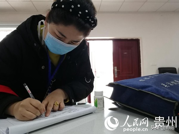 修文县三合村：志愿服务代购队送货到家