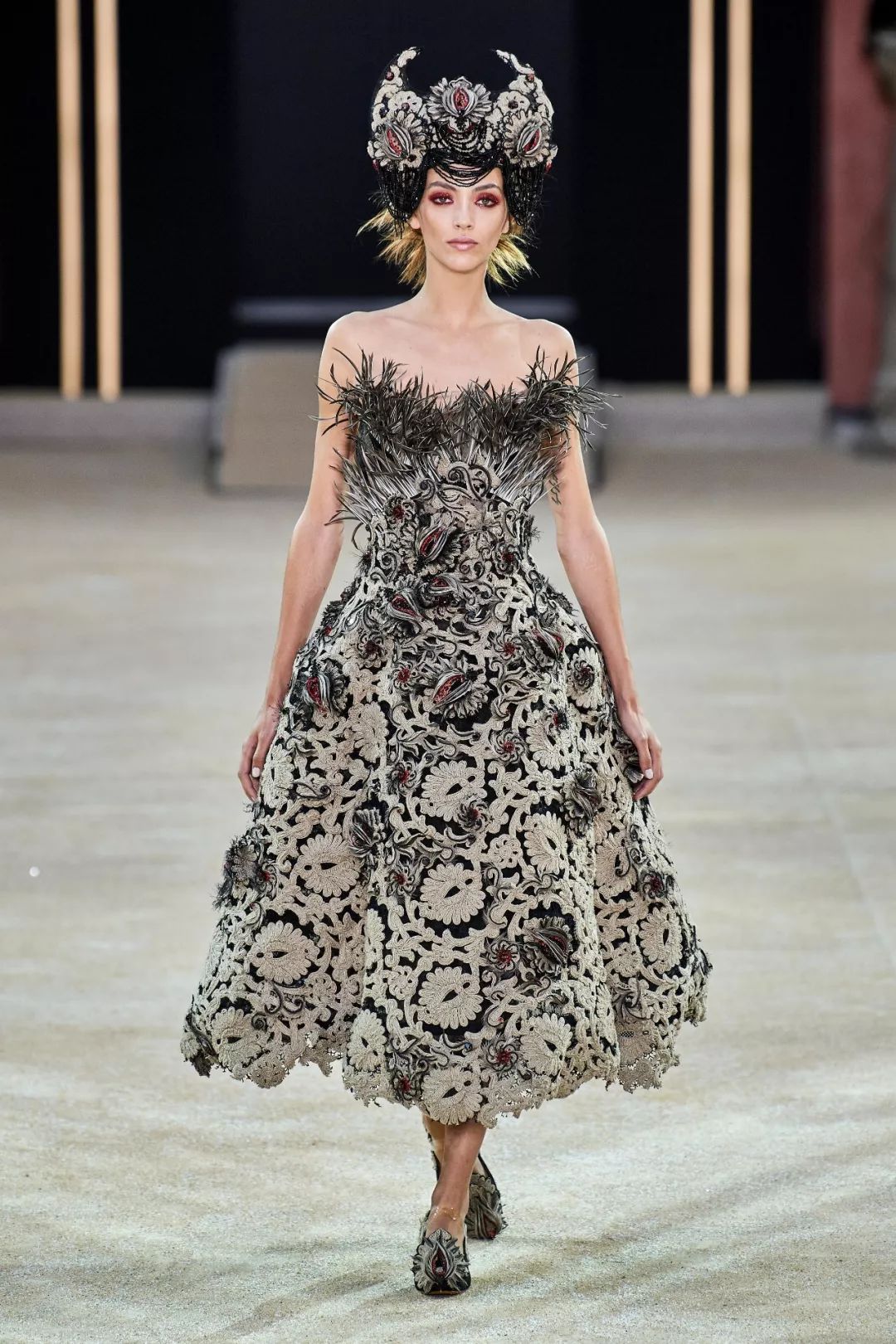 东方元素终于闪耀在时装金字塔尖 (东方元素时装周放异彩)