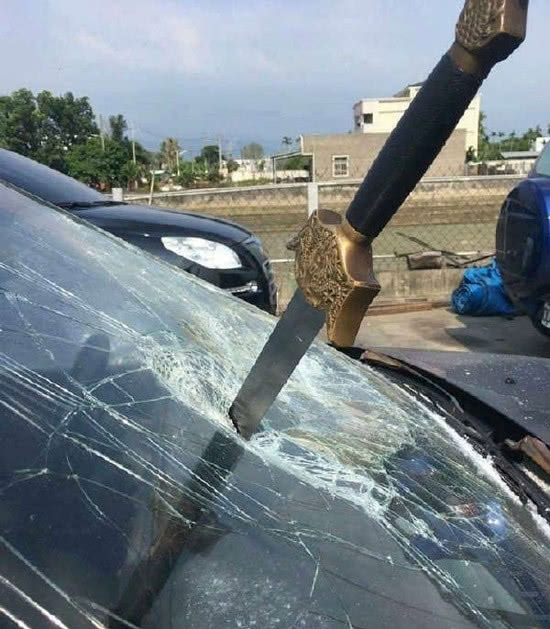 16岁小孩蹲草丛大喊德玛西亚入迷,路过草丛的搞笑视频