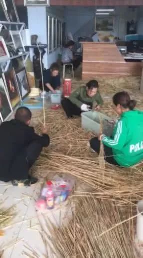 90后美女白领“逃离”大城市回乡创业，用秸秆作画年收入过百万