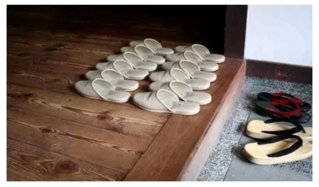 日本人进屋要脱鞋，如果碰到“脚臭”该怎么办，听听日本美女回答