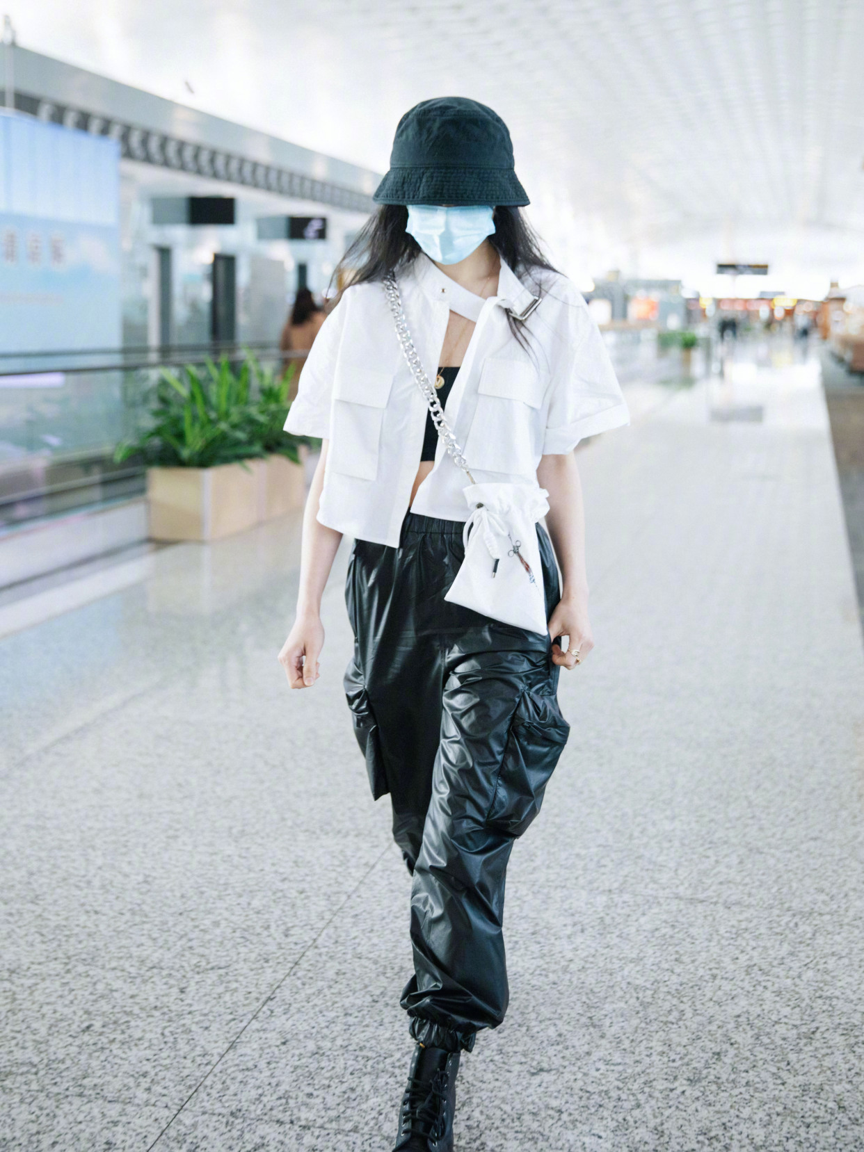 穿皮裤搭配什么上衣好看,皮裤搭配什么上衣才好看