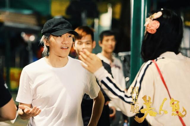 周星驰营造出滑稽荒诞的喜剧效果,周星驰喜剧风格解析