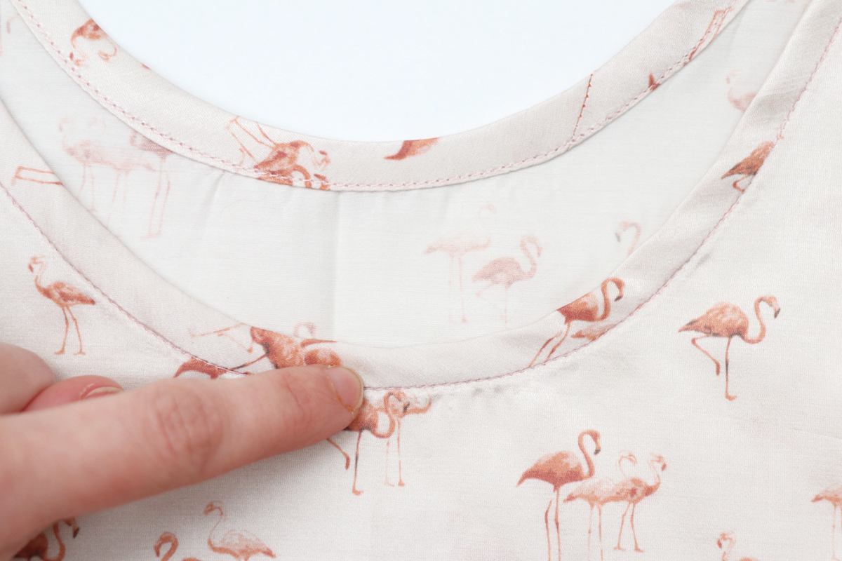 领口和领子的缝合方法,v领领口中间有三针平针缝合方法