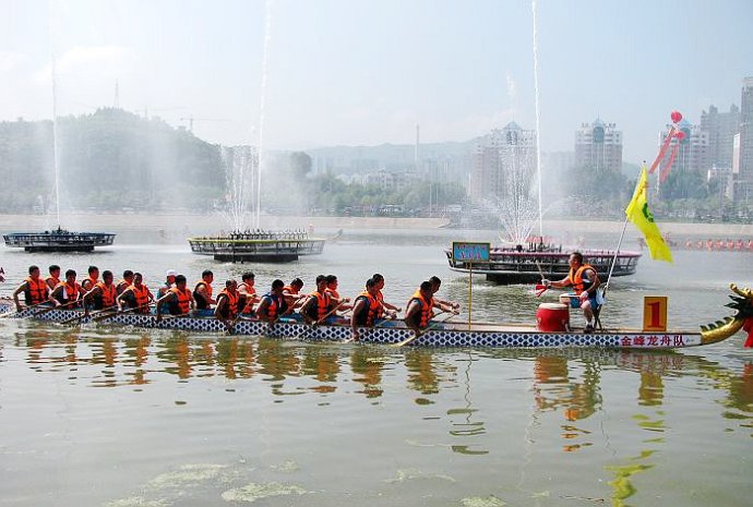 21年前本溪驻军无偿修建了一条太子河大坝如今变成一条滨河景观道