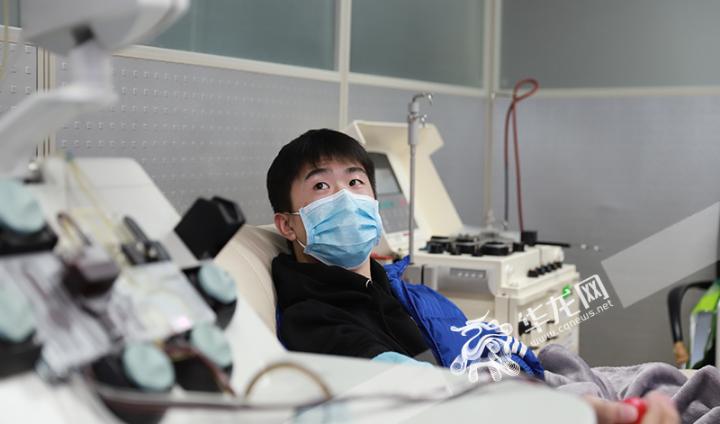 怕痛不敢献血的“90后”成为重庆首例捐献血浆者他说“别人救了我,我也想救别人”