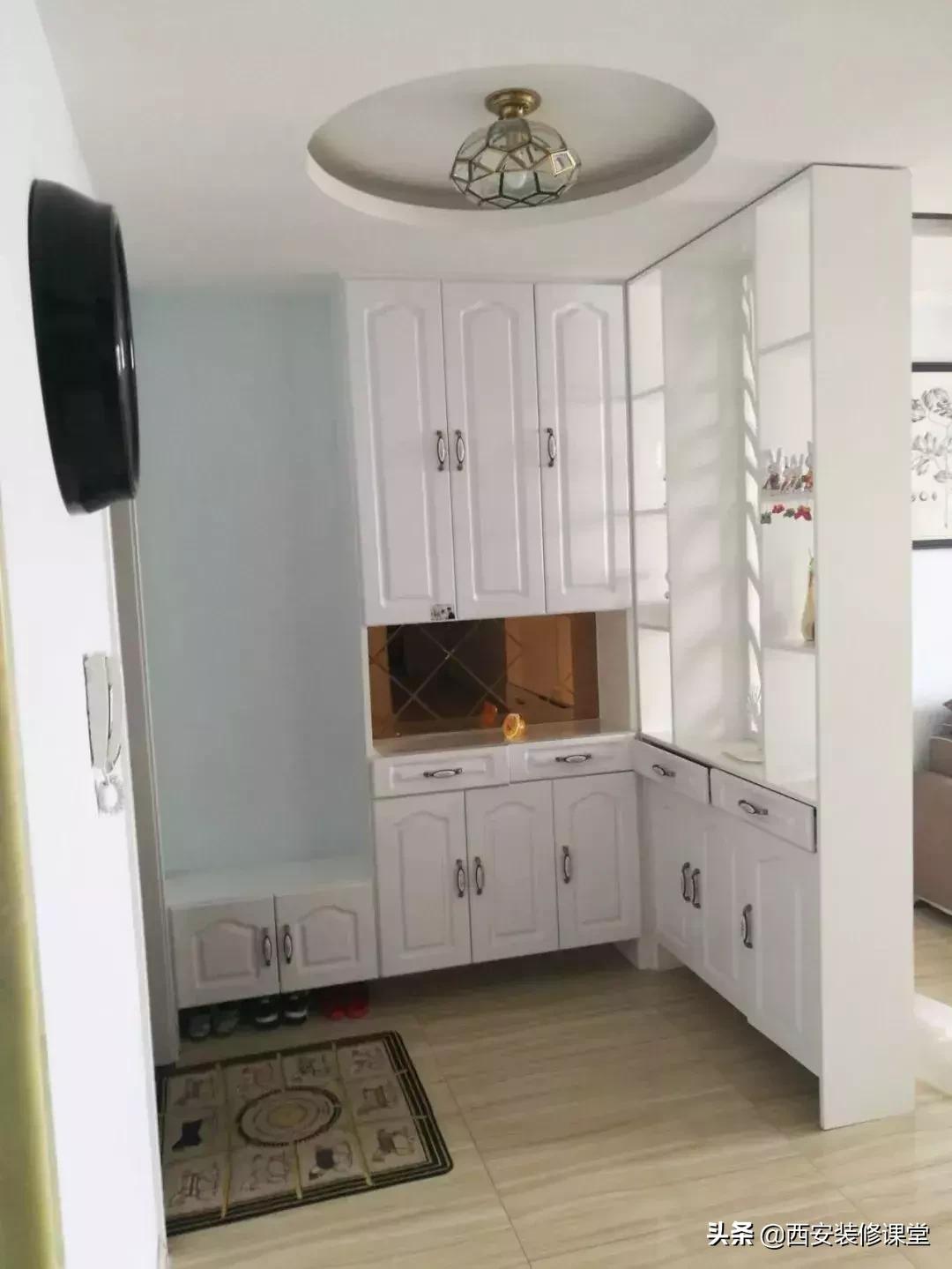 进门鞋柜设计右侧是餐厅隔断,红木鞋柜屏风隔断一体效果图