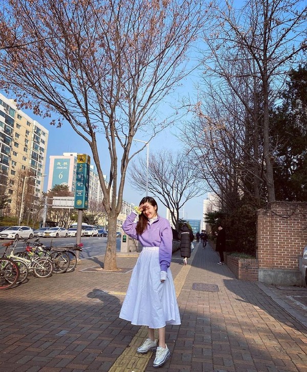 性感“小野马”泫雅穿衣好保守，最新照穿得又多又厚，迷上叠穿了