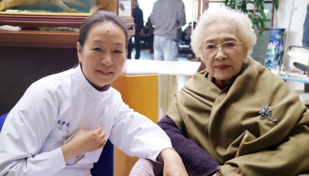 岁月不饶美人?其实皮肤松弛,白发皱纹,根本不影响她们风华绝代