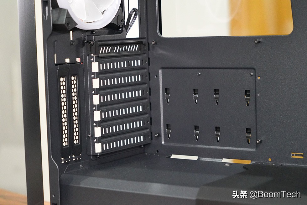 不对称设计点缀安钛克NX1000机箱体验