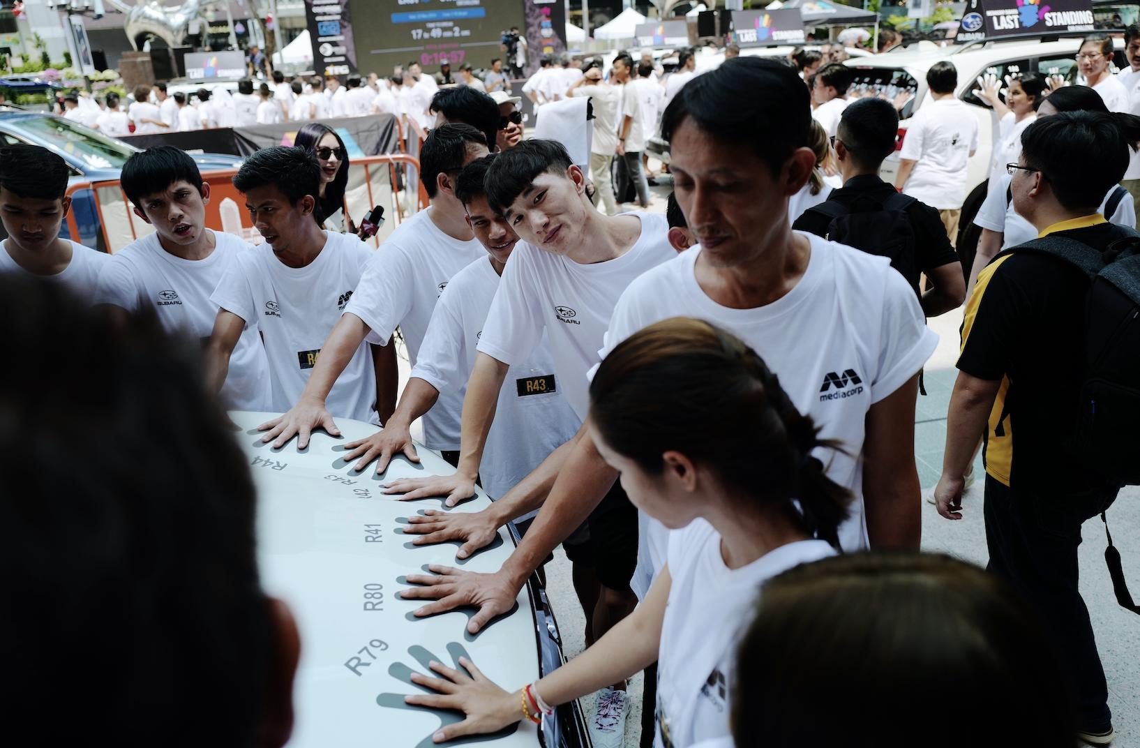 这个人把手摸在车上超过3天3夜赢了一辆车你觉得你行不？