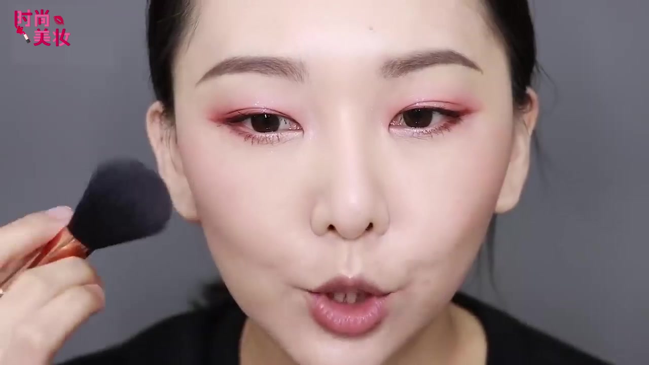 美妆视频教程亮闪闪粉色妆容,美妆教程简单又好看