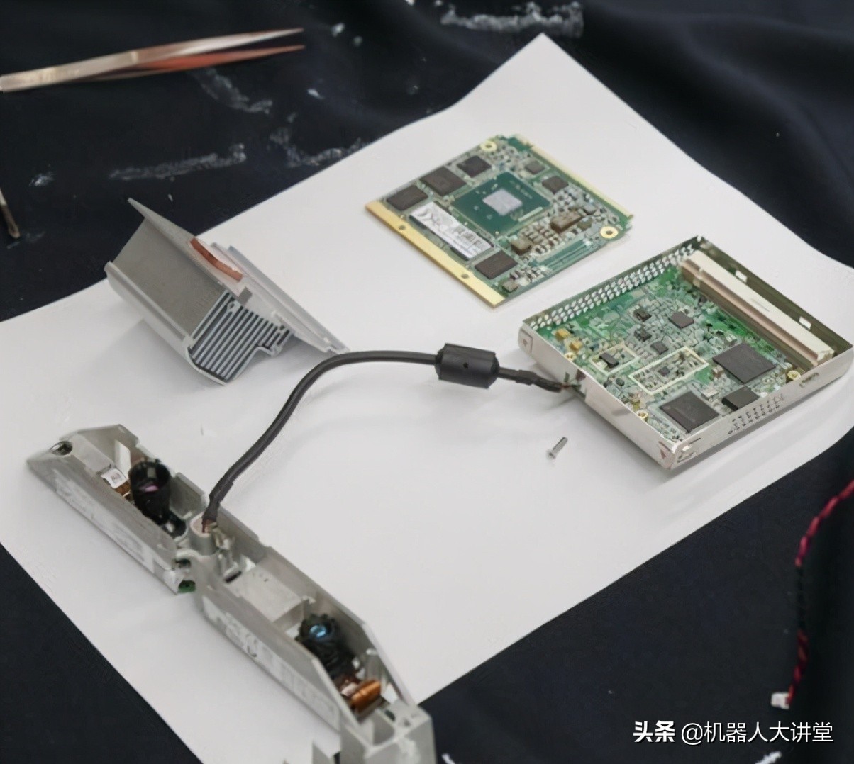 pepper机器人和nao机器人,pepper机器人摔倒了会起来吗