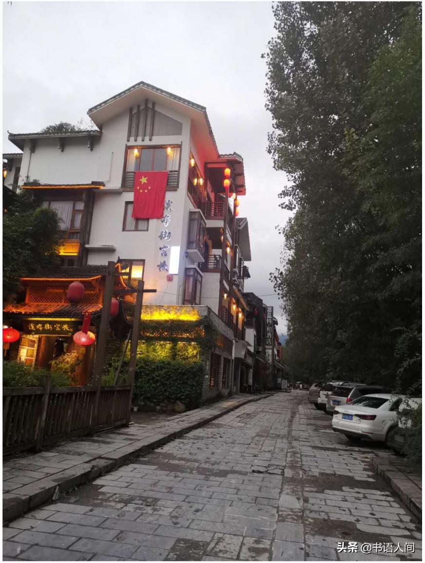 在山上被猴子追,张家界黄石寨的猴子抢东西视频