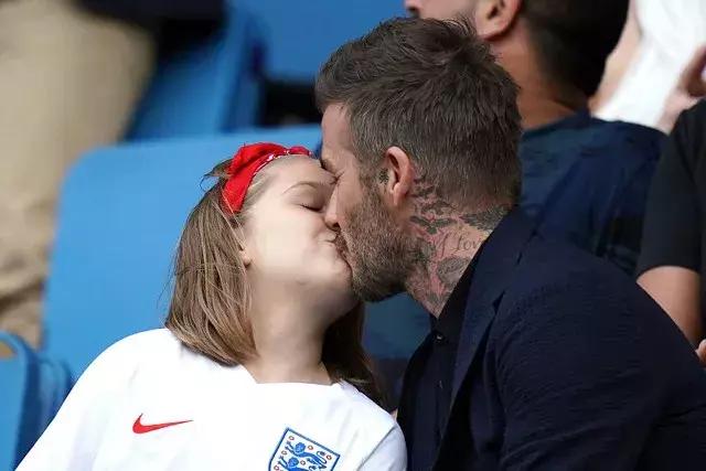 贝克汉姆小七亲嘴,贝克汉姆亲吻小七引争议你怎么看