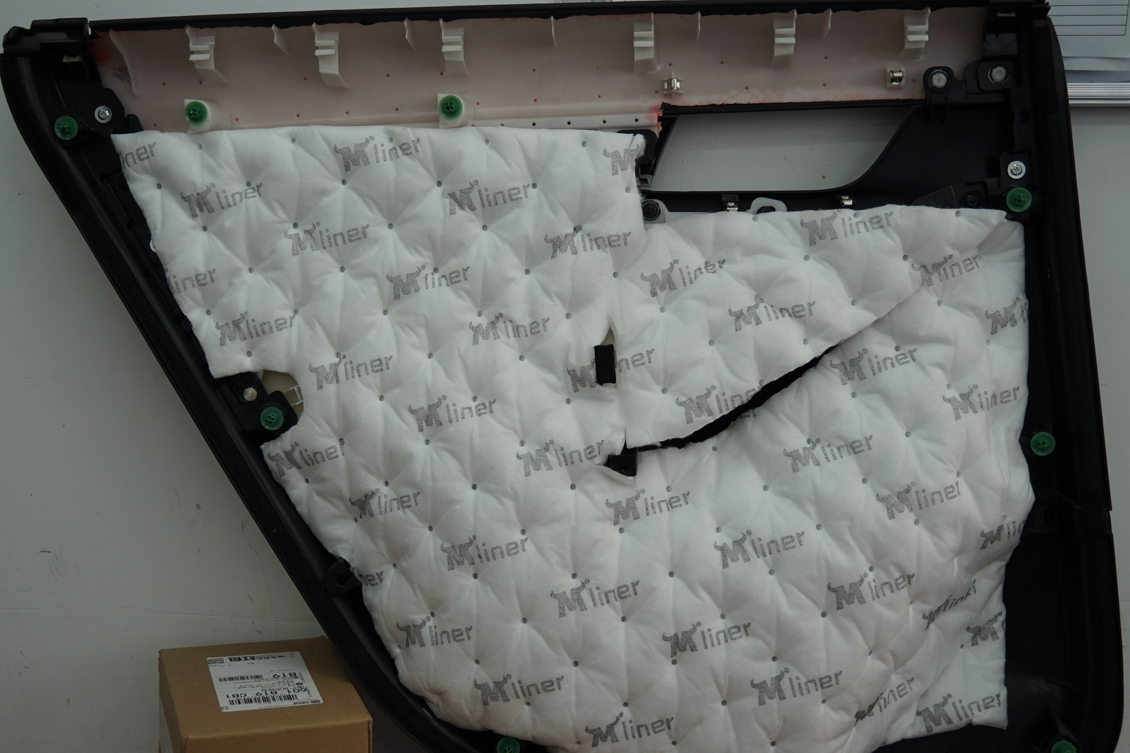 本田雅阁改装超薄爱威V8低音炮追求好音乐-广州车乐声汽车音响