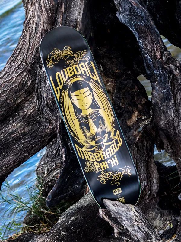 蜡烛、*袜丝**、痒痒挠...乐队们的清奇周边