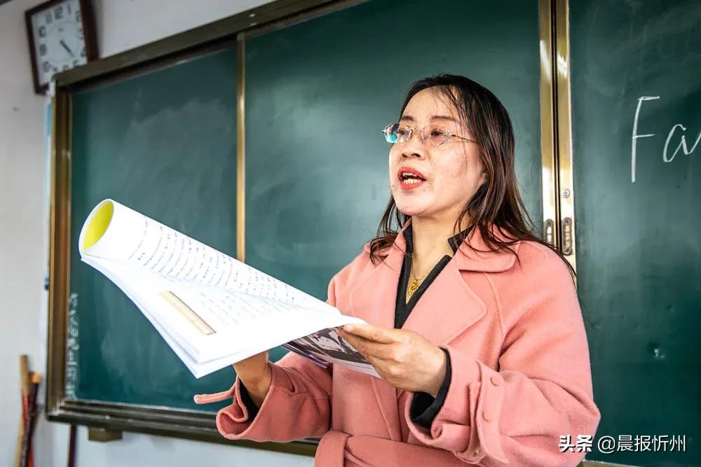 忻州一老师深度近视，学校为她定制了“放大版教材”，背后的故事很暖心