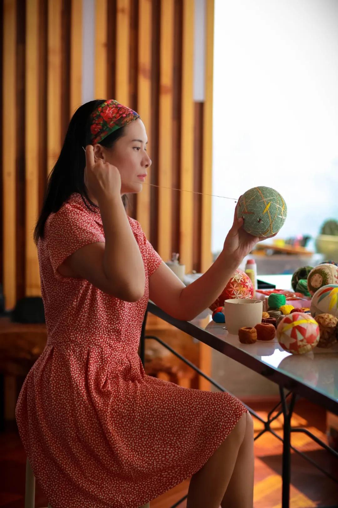 惊艳！“球上刺绣”你见过吗？她在球上绣出二十四节气，无数粉丝为之打call