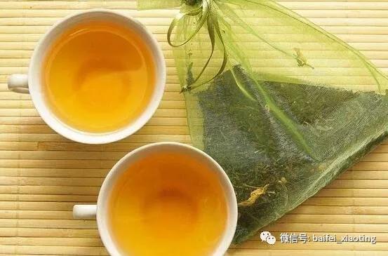 脸上有雀斑是因为什么原因引起的,脸上出现雀斑什么原因怎么治疗