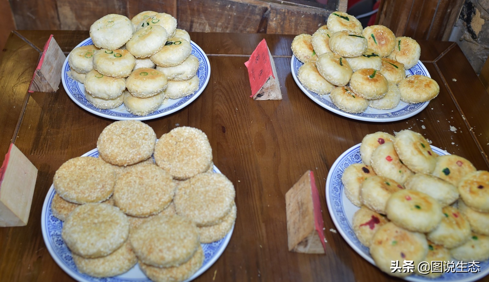 华灯初上，开封香飘夜空，叫卖声、欢笑声构成夜市版的清明上河图