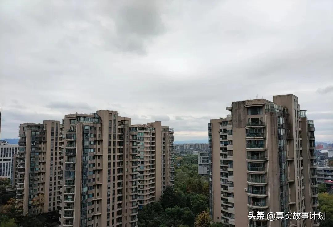 故事：杭州学区房“孟母群”：为保卫房价，互助「鸡娃」的家长们