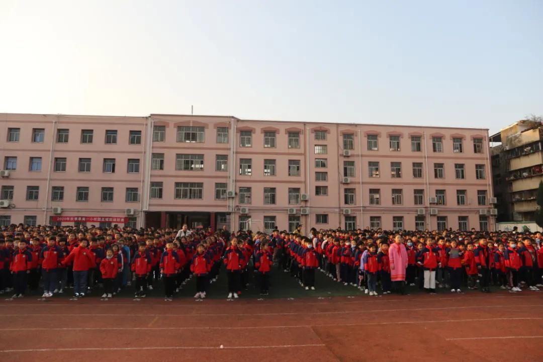 与足球相伴,与快乐同行与快乐相伴