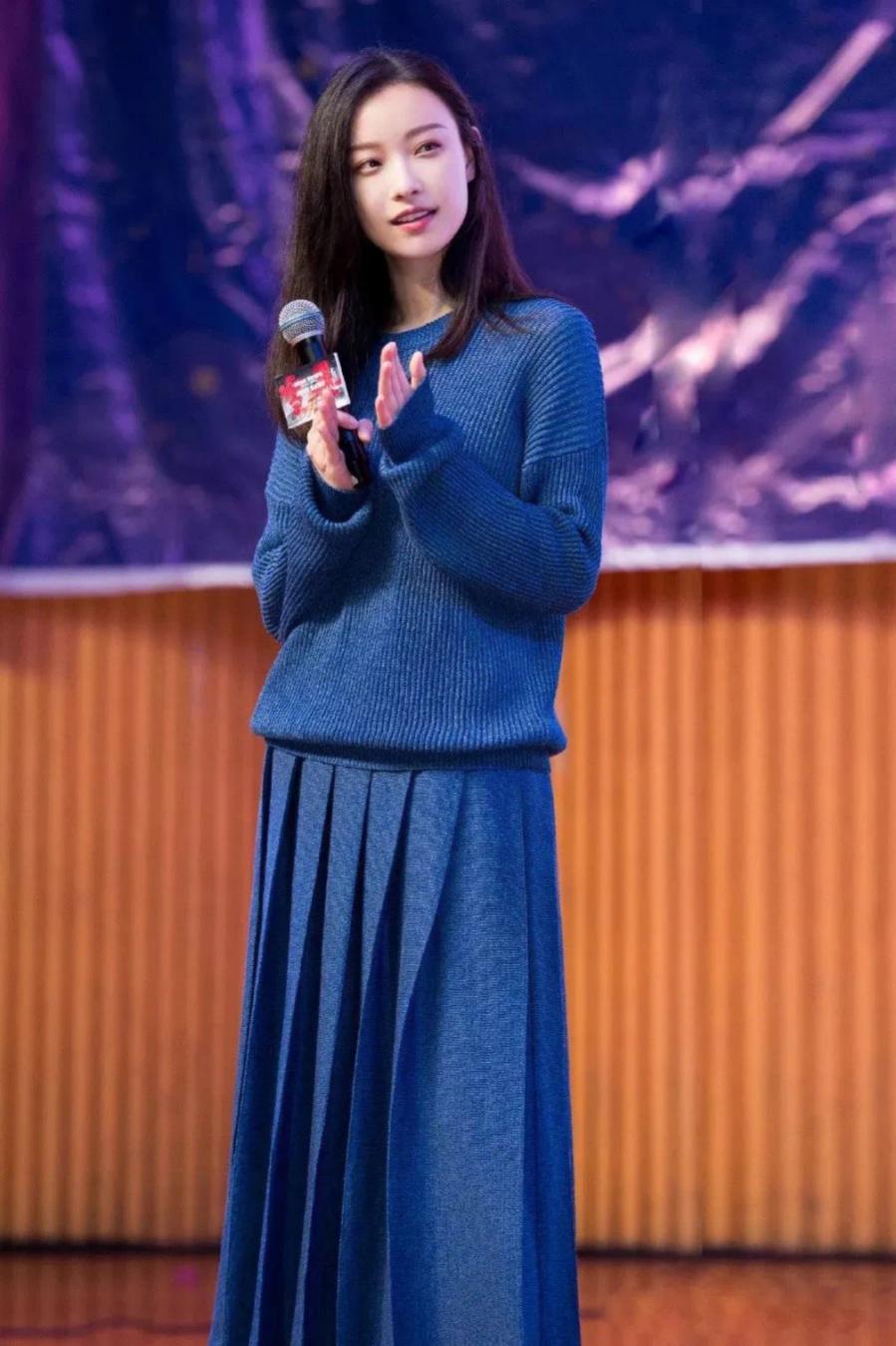 百褶裙搭配羽绒服中长款外套,粉丝色小香风羽绒服搭配百褶裙