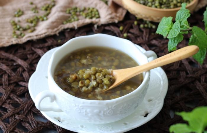 来一杯绿豆沙牛奶，真是解暑的好饮品，做法也很简单的