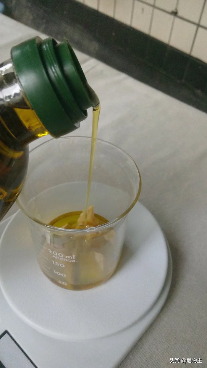 自制薄荷润唇膏简单教程,技能改变生活视频讲解