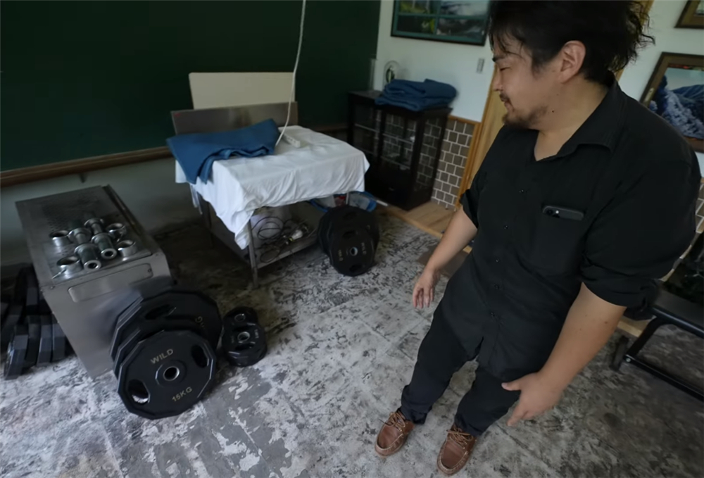 80后小伙回荒废10年农村大学,80后小伙回荒废十年的农村大学