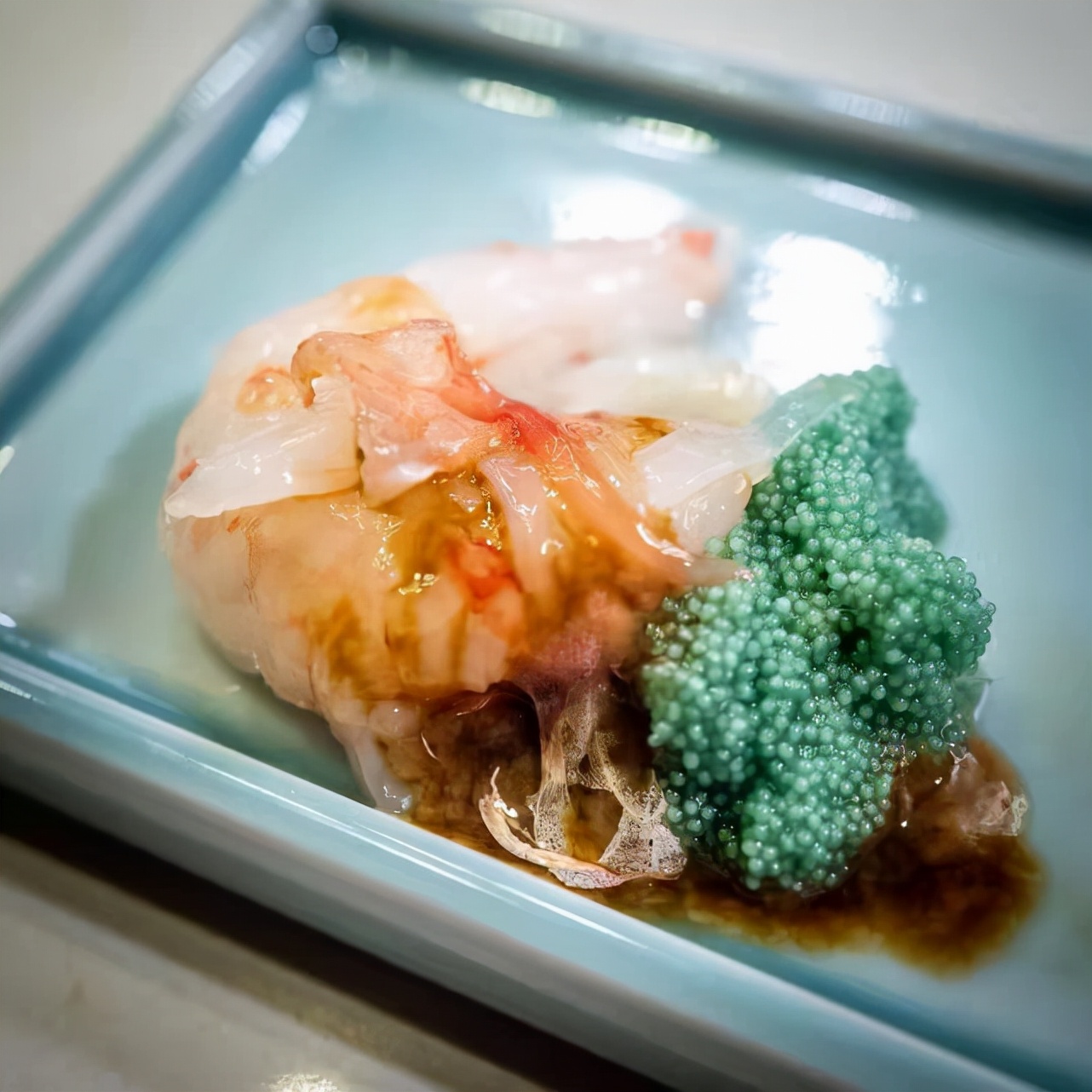 男子吃生腌海鲜,男子吃生虾