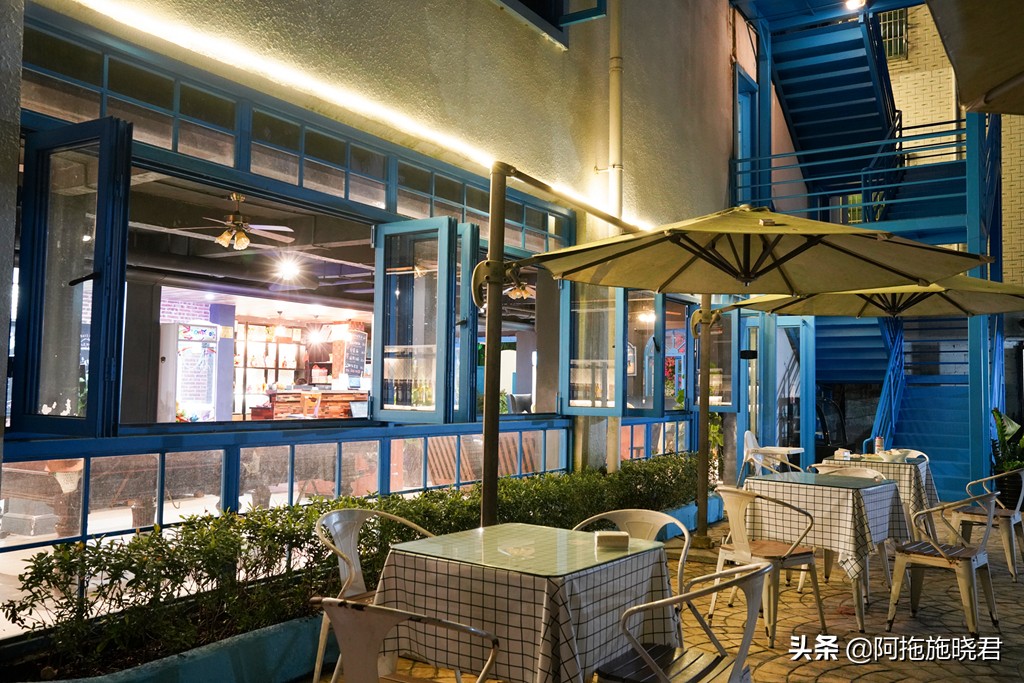 漫步其中尽享清新惬意,漫步海边椰林