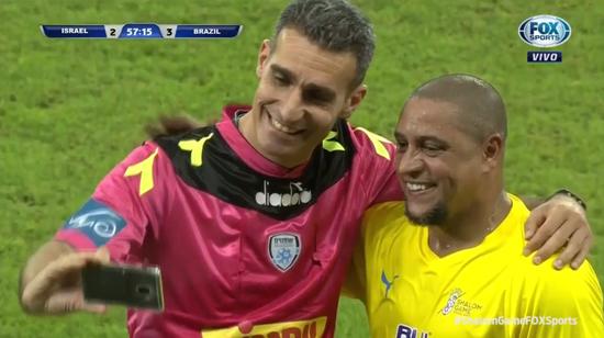 都是帅的错！女裁判赛场1举动罕见：向卡卡出黄牌并强行自拍合影