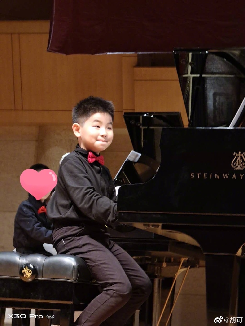 小鱼儿安吉长得帅,安吉小鱼儿最新弹钢琴视频比赛