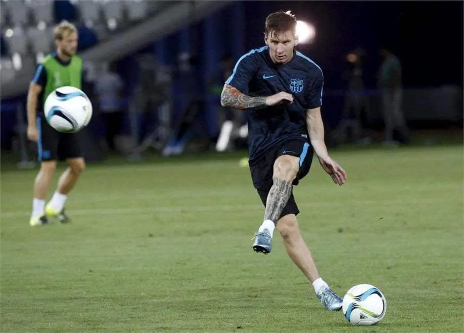 颠足球的正确姿势和动作,足球颠球技巧教学