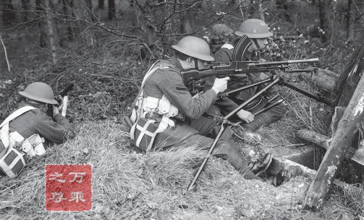 英国布伦轻机枪史，士兵说这枪打得太准了，请工厂改差一点