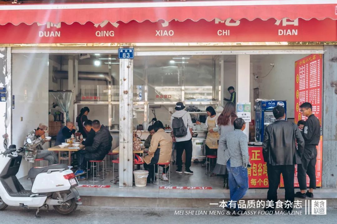 大叔自创鸡蛋饼从2元卖到10元,小伙摆摊卖了3年鸡蛋饼