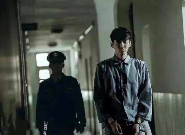 接触吴亦凡现状：一个人住在六平方米的单间里，瘫倒在地睡着了